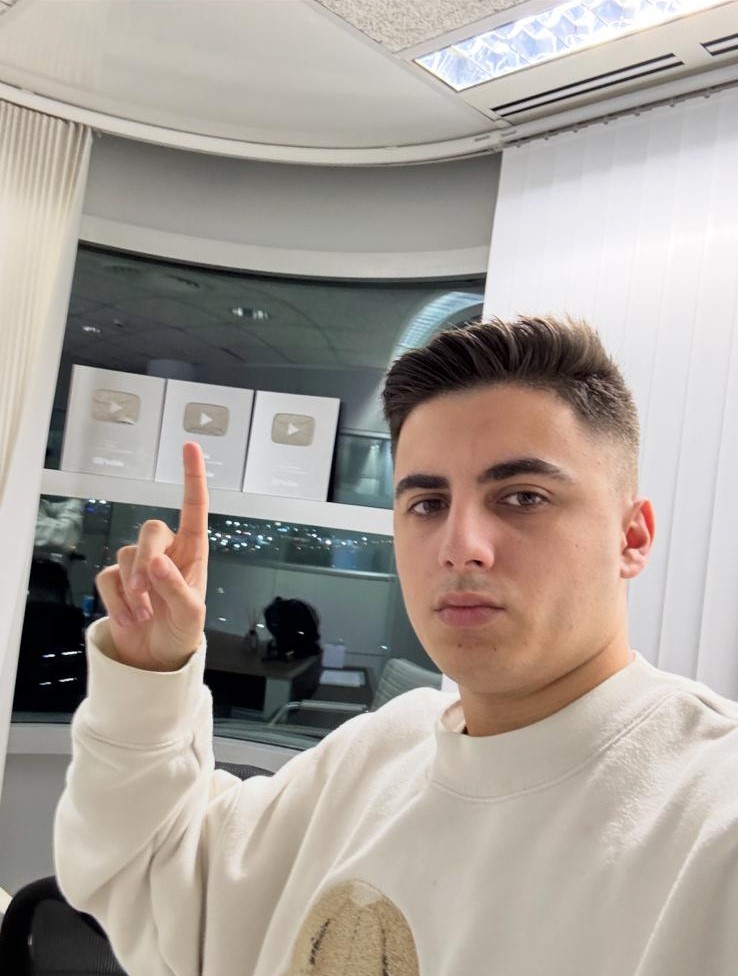 Derek Fundador YoutubeMillonario